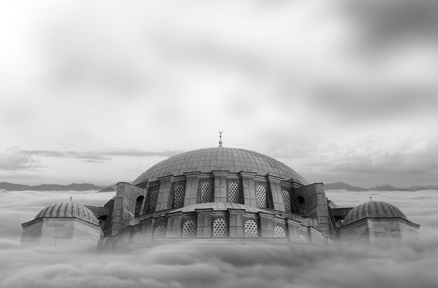 Mgła i chmura górski krajobraz Ramadan Mubarak piękna kartka z pozdrowieniami