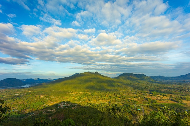 Mgła nad górą Phu Thok w prowincji Chiang Khan Loei w Tajlandii