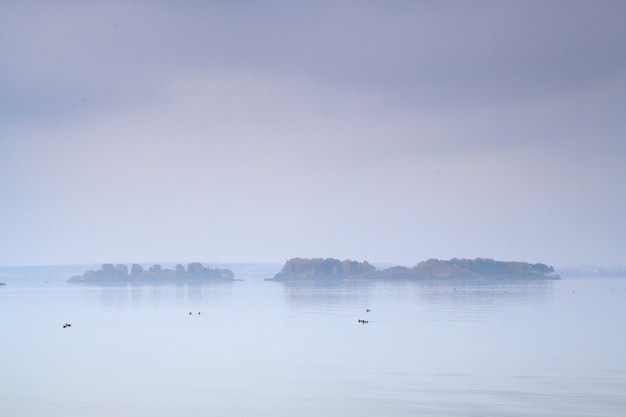 Mgła nad morzem i wyspą