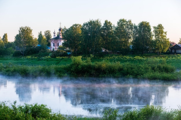 Mgła nad rzeką i wschodzące słońce