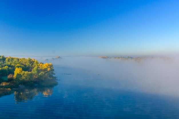 Mgła nad wodą nad rzeką Dniepr jesienią