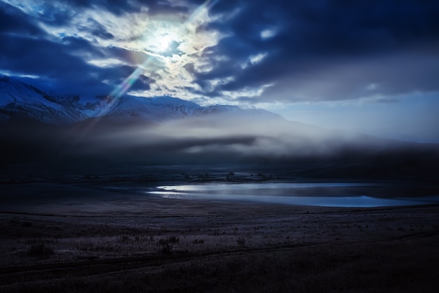 mgła przedświtu nad jeziorem Dzhangyskol i Północnym grzbietem Chuysky w świetle księżyca Rosja Ałtaj