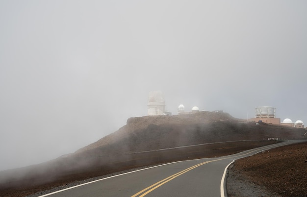Mgła spowija teleskopy na szczycie Haleakala Maui