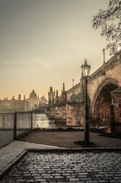 Zdjęcie mglista praga z mostem karola o poranku