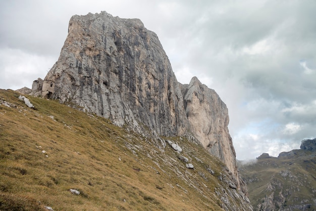 Mglisty i pochmurny krajobraz gór w Alpach, skały Dolomitów