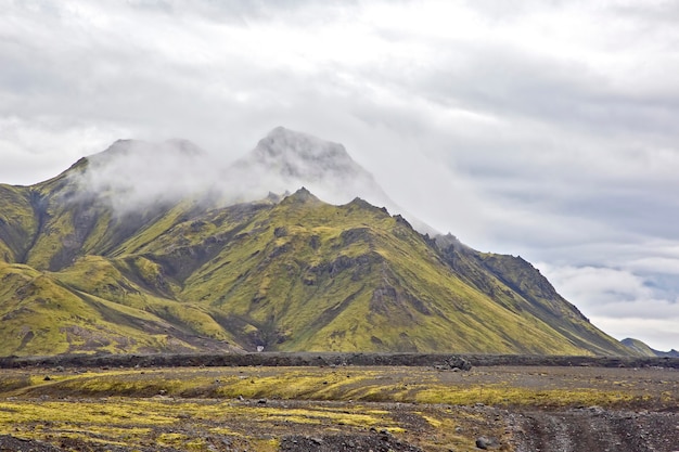 Mglisty Krajobraz Górski Na Islandii