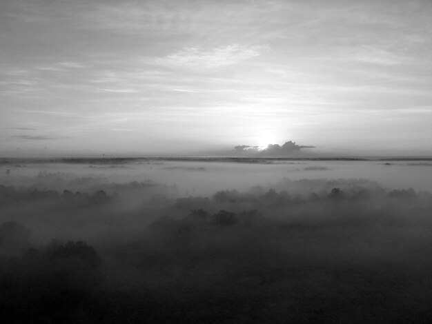 Zdjęcie mglisty krajobraz na tle nieba