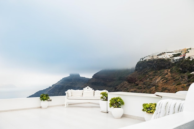 Mglisty poranek na wyspie Santorini, Grecja. Piękny letni krajobraz