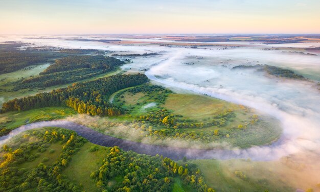 Mglisty poranek nad rzeką Nioman na Białorusi. Zdjęcie z lotu ptaka