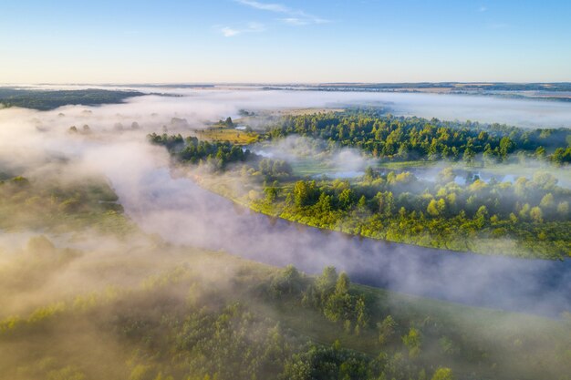 Mglisty poranek nad rzeką Nioman na Białorusi. Zdjęcie z lotu ptaka