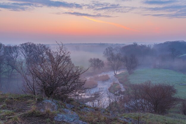 Mglisty Poranek Nad Rzeką