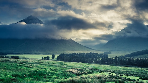 Mglisty świt nad górami Glencoe w Szkocji