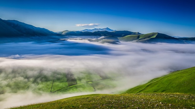 Mglisty świt w letnich górach Umbria Włochy