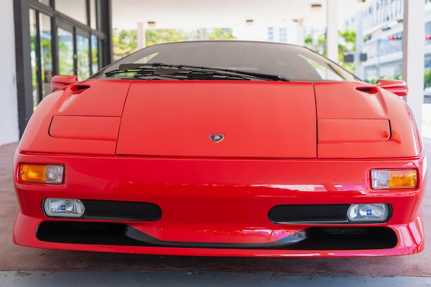 Miami Beach Floryda USA 15 kwietnia 2021 czerwony Lamborghini diablo widok z przodu samochód sportowy pod niskim kątem