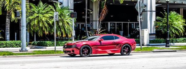 Miami Beach Floryda USA 15 kwietnia 2021 r. czerwony Chevrolet Camaro na widoku z boku drogi