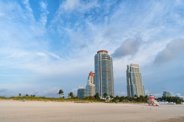 Miami Beach z drapaczami chmur na tle nieba Floryda, USA.