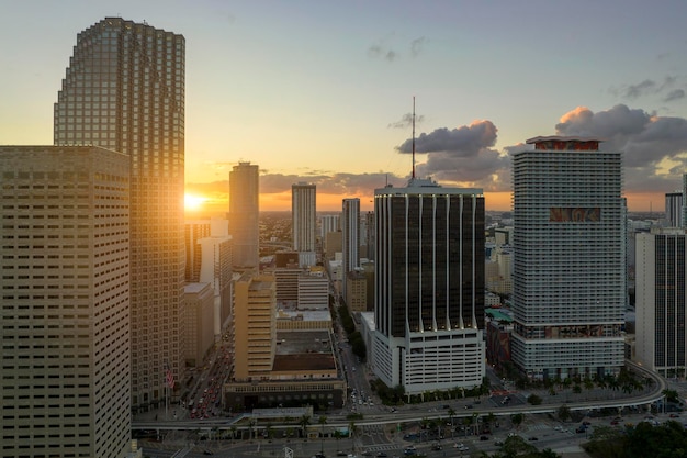 Miami Brickell na Florydzie USA Skyline z ciemnymi wysokimi budynkami drapaczy chmur i ulicą z samochodami i ruchem Metrorail w nowoczesnym amerykańskim megapolis