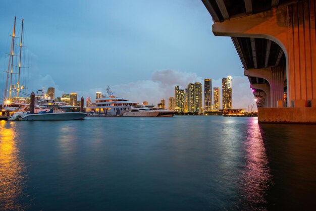 Miami, Floryda, USA Downtown skyline nad Biscayne Bay, miasto nocą.