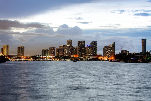 Miami noc centrum miasta Floryda Piękna panoramę Miami na Florydzie o zachodzie słońca