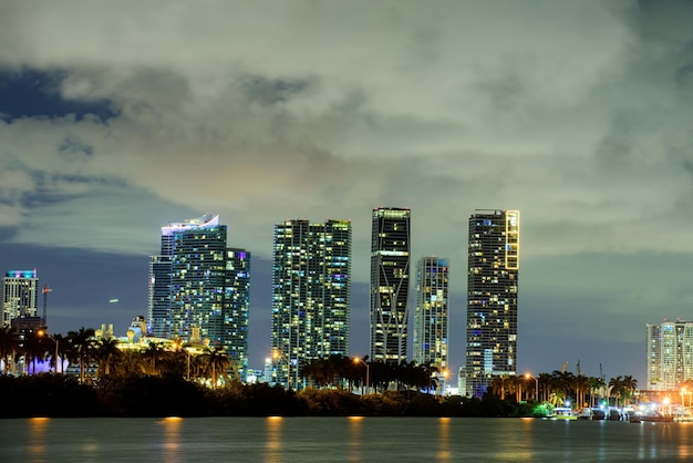 Miami noc centrum miasta piękna panoramę Miami na Florydzie o zachodzie słońca