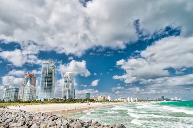 Miami, Seascape Z Drapaczami Chmur. Błękitne Chmury Niebo W Południowej Plaży Lub Plaży W Miami