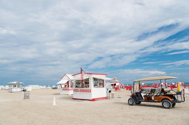 Miami, Stany Zjednoczone Ameryki - 10 stycznia 2016: sklep spożywczy i napojów na plaży południowej w miami, usa. letnie wakacje w Miami. życie na plaży. turystyczny samochód na południowym wybrzeżu plaży. letnia przerwa w barze na plaży. podróż do USA.