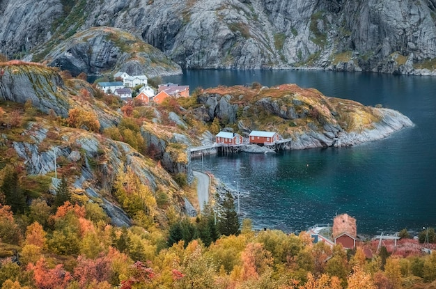 Miasteczko rybackie Nusfjord, fiord i morze Norwegia, Lofoty w złotej jesieni