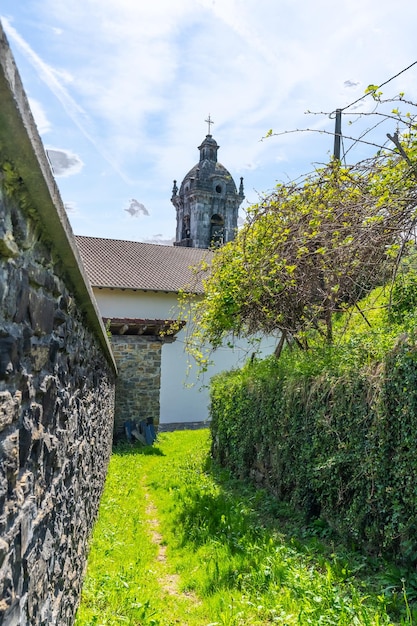 Miasto Areso w Sierra de Aralar obok Leiza w Nawarrze La Parroquia La Asuncion na szczycie miasta