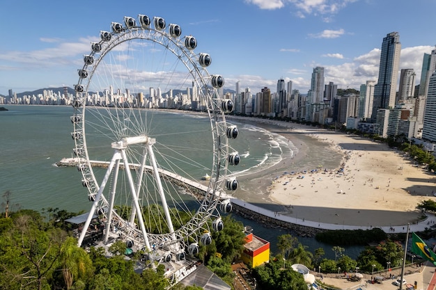 Zdjęcie miasto balneario camboriu i słynny diabelski młyn balneario camboriu sc brazylia the big wheel