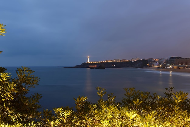 Miasto Biarritz w Zatoce Biskajskiej we Francji panoramiczny widok z Pirenejami i Oceanem Atlantyckim