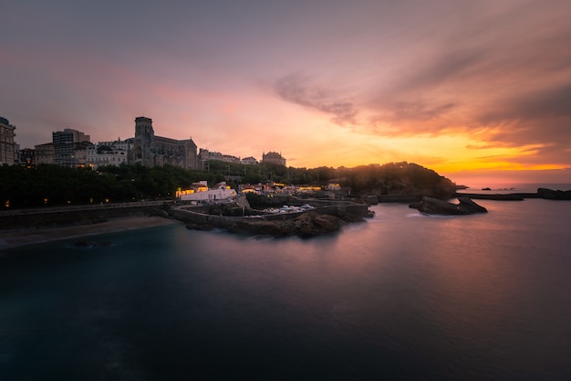 Miasto Biarritz z pięknym wybrzeżem w Kraju Basków Północnych