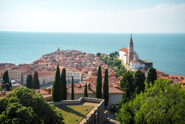 Miasto blisko morza - Piran. Stare zabytkowe miasto w Słowenii. Najlepsze wakacje.