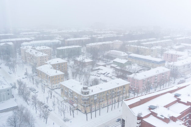 Miasto blokuje się podczas opadów śniegu z lotu ptaka