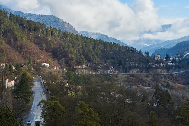 Miasto Borjomi W Gruzji. Miasto Wśród Gór. Czyste Powietrze I Piękno Przyrody.