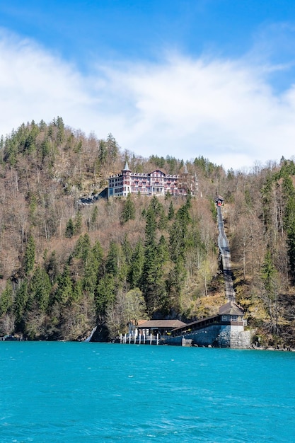 Miasto Brienz nad jeziorem Brienz przy Interlaken w Szwajcarii z pokrytymi śniegiem Alpami w tle