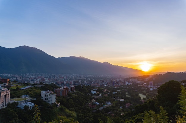 Zdjęcie miasto caracas z łańcuchem górskim przy zachodzie słońca