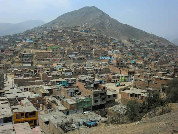 Miasto Collique na zboczu góry, na północ od Limy, stolicy Peru.