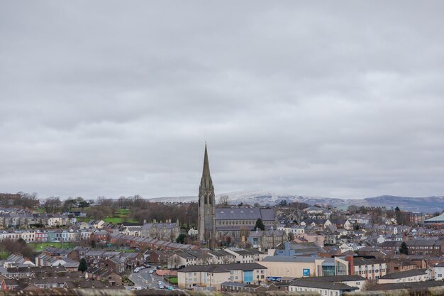 Miasto Derry Londonderry zdjęcia przedstawiające ponadczasowe ulice i panoramiczne widoki historycznego Derry