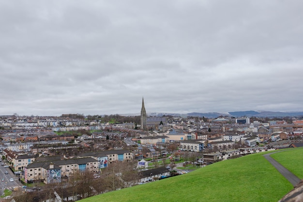 Miasto Derry Londonderry zdjęcia przedstawiające ponadczasowe ulice i panoramiczne widoki historycznego Derry