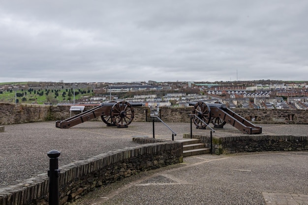 Miasto Derry Londonderry zdjęcia przedstawiające ponadczasowe ulice i panoramiczne widoki historycznego Derry