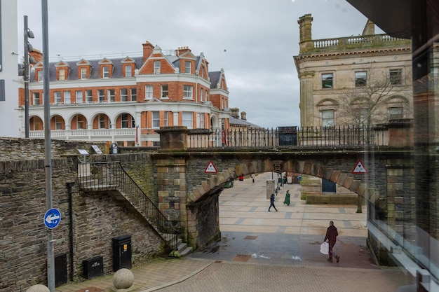 Miasto Derry Londonderry zdjęcia przedstawiające ponadczasowe ulice i panoramiczne widoki historycznego Derry