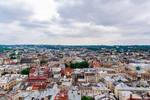 Miasto europejskie. Pochmurna pogoda nad miastem