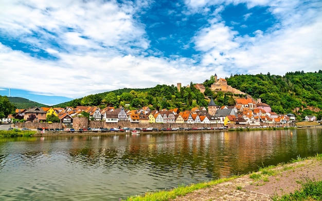 Miasto hirschhorn i zamek nad rzeką neckar w niemczech odenwald hesse