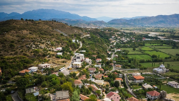 Miasto i krajobraz na tle nieba