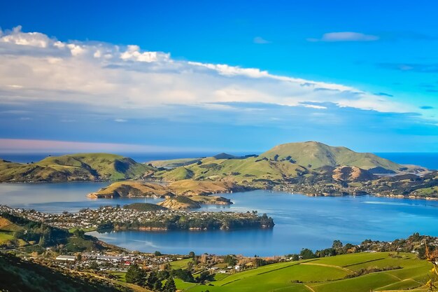 Miasto i zatoka Dunedin widziana ze wzgórz powyżej