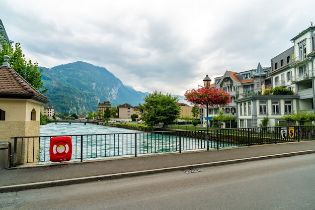 Miasto Interlaken Z Rzeką Thunersee