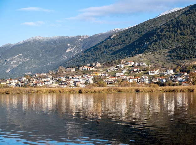 Miasto Ioannina Pamvotis Jezioro Epir Grecja Miejsce docelowe Giannena tło błękitnego nieba