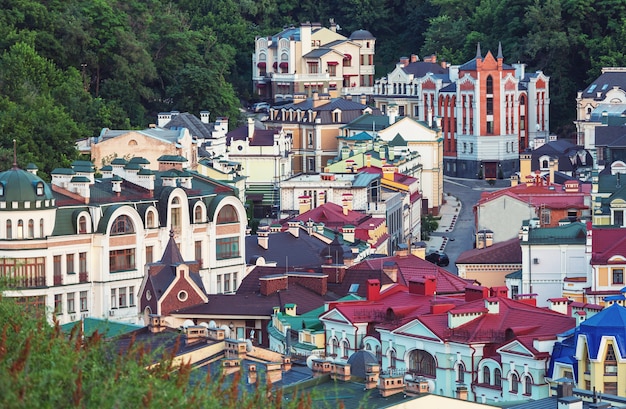 Miasto Kijów. Stare Miasto. Ukraina. Piękny Widok Na Starożytną Ulicę Andrzejki I Kościół św. Andrzeja Wśród Zielonych Drzew Na Wzgórzu Zamkowym W Kijowie