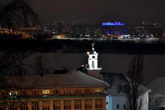 Miasto Niżny Nowogród świeci w zimową noc