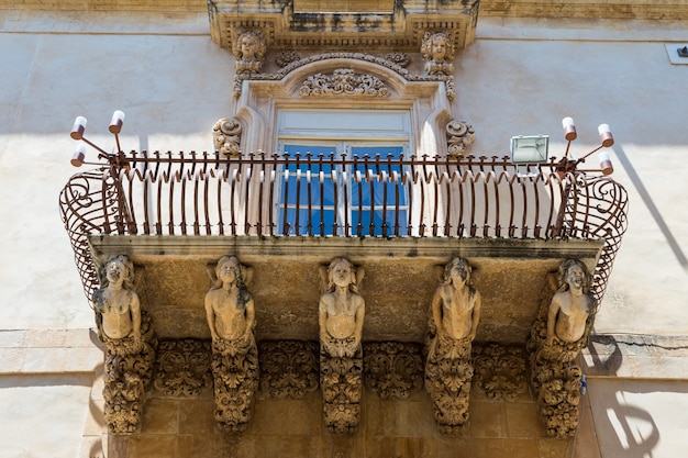 Zdjęcie miasto noto na sycylii, barokowy cud - wpisany na listę światowego dziedzictwa unesco. detal balkonu palazzo nicolaci, maksymalny wyraz sycylijskiego stylu barokowego.